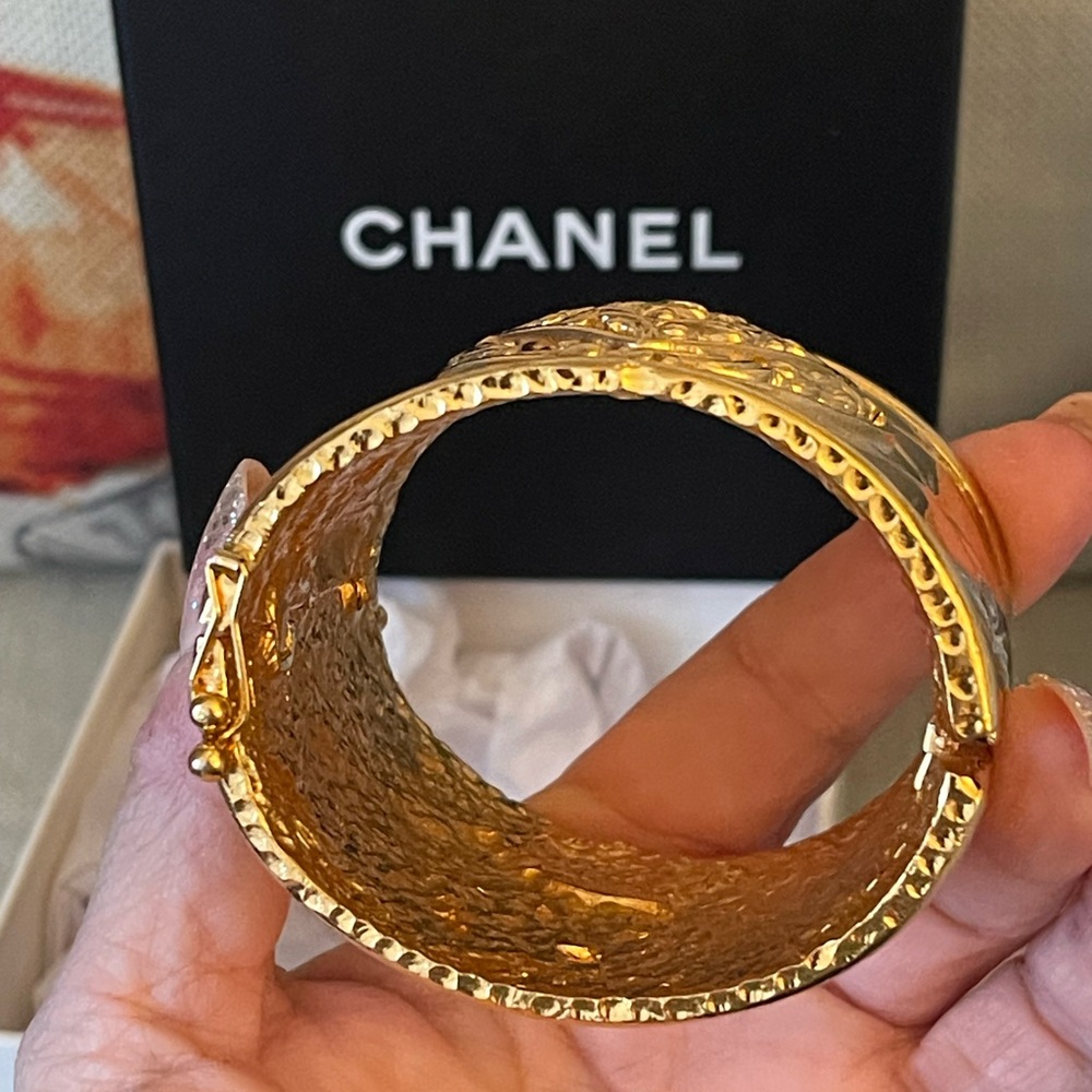 CHANEL⭐️RaRe⭐️Vintage Quilted Byzantine Cuff Bracelet, 1980s⭐️w/box & COA⭐️ - Picture 4 of 11